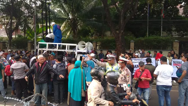 Aksi Damai di Depan KPU