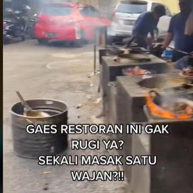 Atraksi Unik Warung Sate,Lempar Wajan Usai Masak Tongseng dan Tengkleng
