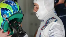 Felipe Massa sedang mempersiapkan diri jelang latihan bebas pertama di Sirkuit Internasional Bahrain, Jumat (17/4/2015). (AP Photo/Kamran Jebreili)