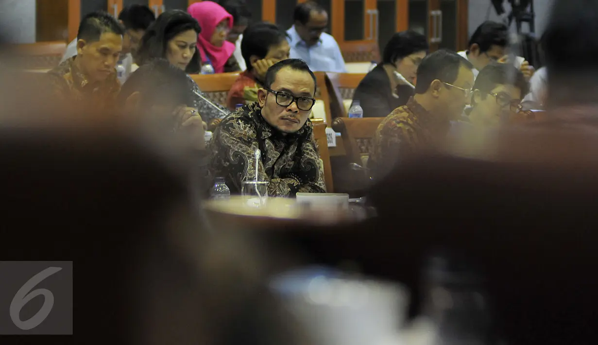 Menteri Tenaga Kerja, Hanif Dhakiri menyimak keterangan saat rapat kerja dengan Komisi IX DPR di Kompleks Parlemen, Senayan, Jakarta, Kamis (19/11). Rapat tersebut membahas isu-isu terkait permasalahan tenaga kerja di Indonesia.(Liputan6.com/Johan Tallo)