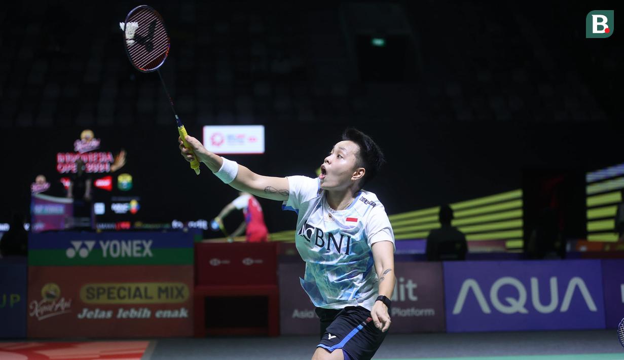 <p>Pebulu tangkis ganda putri Indonesia, Apriyani Rahayu yang berpasangan dengan Siti Fadia Silva Ramadhanti berusaha mengembalikan bola saat menghadapi pasangan Thailand, Jongkolphan Kititharakul/Rawinda Prajongjai pada laga babak 32 besar Indonesia Open 2024 di Istora Senayan, Jakarta, Selasa (4/6/2024). Apriyani Rahayu/Siti Fadia Silva Ramadhanti menang rubber game 21-17, 16-21 dan 21-14. (Bola.com/M Iqbal Ichsan)</p>