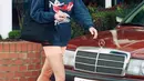 Putri Diana mempopulerkan gaya sporty yang kini banyak direka ulang oleh selebritis dunia, termasuk Hailey Bieber dan Bella Hadid. Andalannya adalah sweater dan celana legging. Sweater berwarna biru dongker ini kini dilelang sekitar Rp766 Juta. (Instagram/princesdianaa).