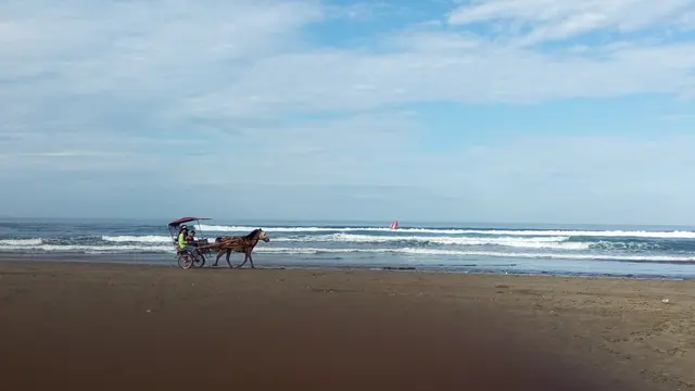 Menyapa Pagi dengan Berkuda di Bibir Pantai Pangandaran