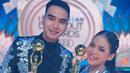 Pada perhelatan tersebut, dua pedangdut muda ini pun langsung tersenyum bahagia saat nama mereka disebutkan. Putri DA dan Hari LIDA sebelumnya menjadi pasangan duet dalam lagu 'Sempurnakan Cinta'. Keduanya mengucap syukur dan terima kasih kepada semua orang yang telah mendukung karya mereka. (Liputan6.com/IG/da4_putri03)