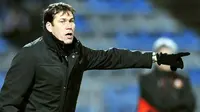 Lille&#039;s French coach Rudi Garcia gives instructions to his players during the French L1 football match Lille vs Rennes on January 18 2009, at Lille metropole stadium in Villeneuve d&#039;Ascq. AFP PHOTO PHILIPPE HUGUEN 