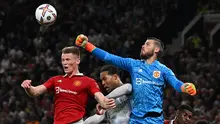 Kiper MU, David de Gea (kanan), berhasil menghalau bola di udara dari pemain Liverpool, Virgil Van Dijk dalam pertandingan lanjutan Liga Inggris 2022/2023 yang berlangsung di Old Trafford, Senin (22/8/2022). (AFP/Paul Ellis)