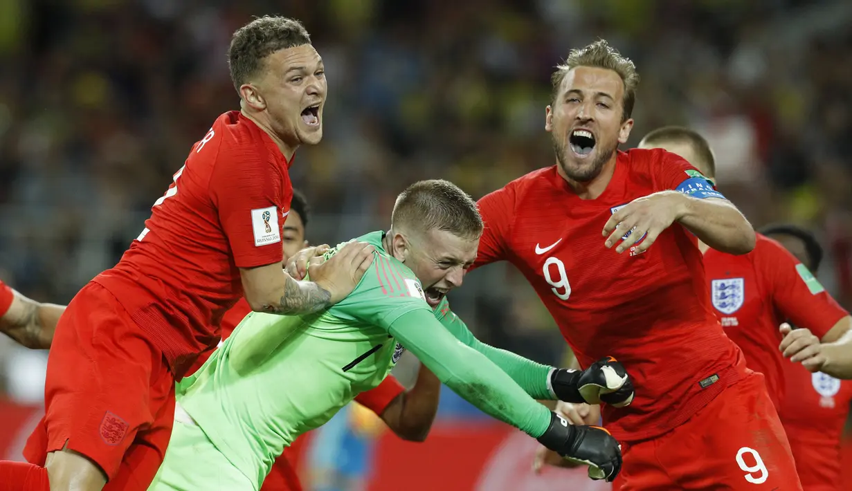 Kiper Inggris, Jordan Pickford, bersama rekan-rekannya merayakan kemenangan atas Kolombia pada babak 16 besar Piala Dunia di Stadion Spartak, Moskow, Selasa (3/7/2018). Inggris menang 1-1 (4-3) atas Kolombia. (AP/Victor Caivano)