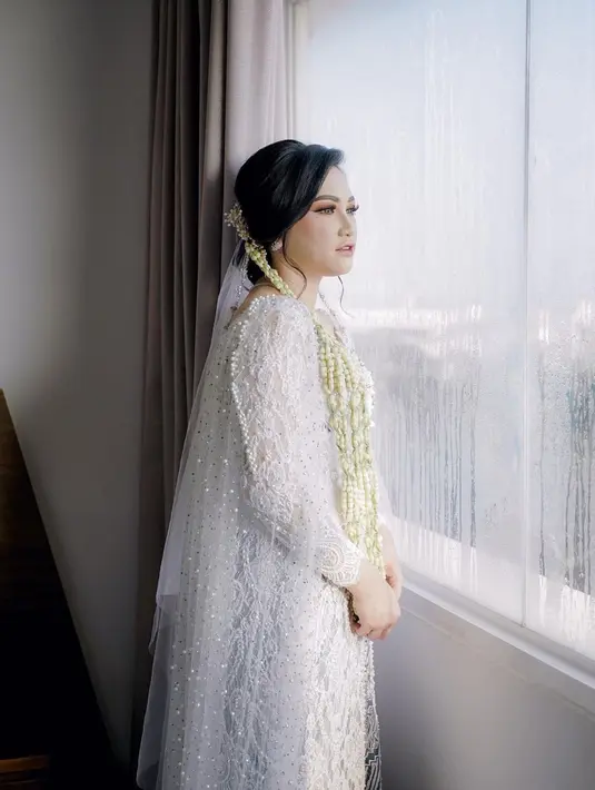 Senada dengan mempelai pria, Natasya juga tampil memesona mengenakan kebaya brokat warna senada. [Foto: IG/anatsy].