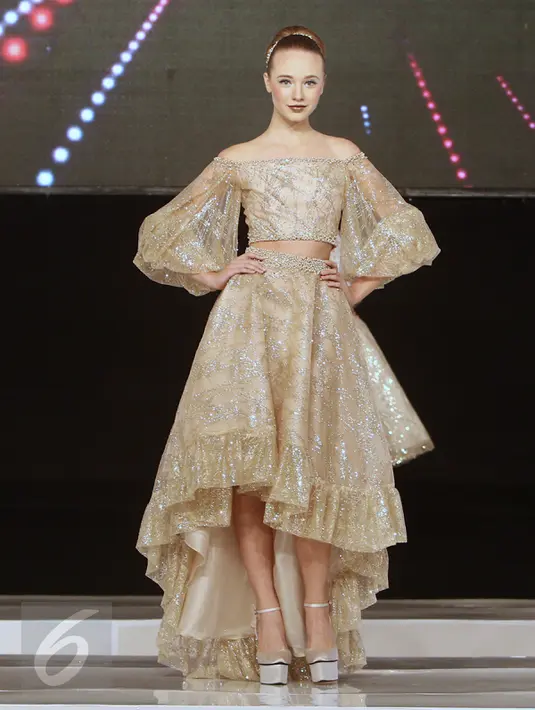 Model berpose mengenakan busana rancangan Fetty Rusli dalam acara 'Infinite Wedding Moments' di kawasan Kuningan, Jakarta, Jumat (3/2). Peragaan tunggal  Fetty Rusli bertajuk Retromantic. (Liputan6.com/Herman Zakharia)