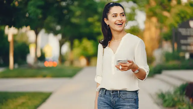 wanita agustus kemeja putih