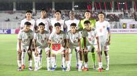 Jersey away anyar berwarna putih digunakan Timnas Indonesia U-20 saat menghadapi China U-20 dalam sebuah laga uji coba di Stadion Madya, Gelora Bung Karno Jakarta, Senin (25/3/2024) malam WIB. (Bola.com/Abdul Aziz)