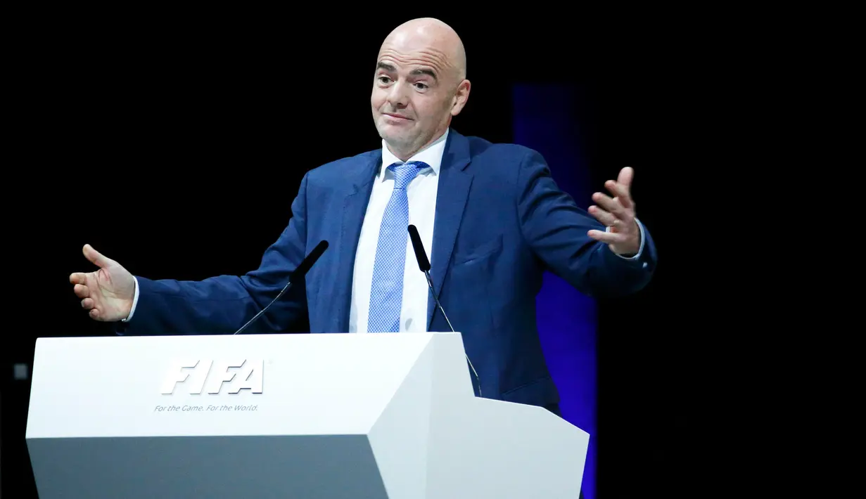 Presiden FIFA yang baru terpilih, Gianni Infantino berpidato pada kongres luar biasa FIFA di Zurich, Swiss, Jumat (26/2). Pria berdarah Swiss-Italia itu resmi menggantikan Sepp Blatter melalui pemilihan dua tahap. (REUTERS/Ruben Sprich)