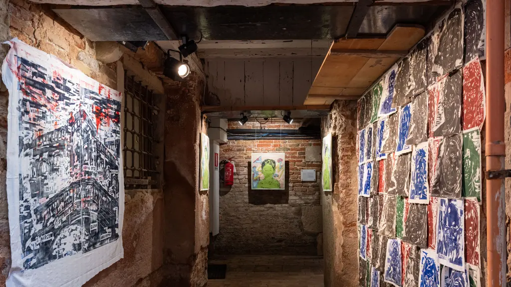 Paviliun Indonesia dengan bangga mengumumkan partisipasinya dalam 61st International Art Exhibition – La Biennale di Venezia dengan proyek
terobosan bertajuk “Printing the Unprinted”.
