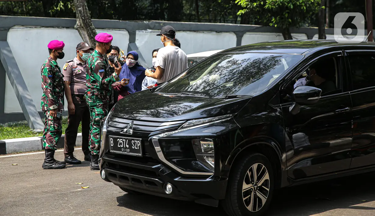 Petugas berjaga saat hari pertama pengoprasian Rs. Darurat Covid Asrama Haji Pondok Gede, Jakarta, Sabtu (10/7/2021). Presiden Joko Widodo secara resmi mengumkan asrama haji pondok gede difungsikan sebagai rumah sakit darurat Covid-19 pada Jumat (9/7/2021). Liputan6.com/Faizal Fanani)