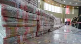 Tumpukan uang sebesar Rp2 triliun dari total Rp11,8 triliun lebih yang disita dari kasus dugaan korupsi pemberian fasilitas ekspor minyak sawit mentah (CPO) dan turunannya dipamerkan di Gedung Bundar Kejaksaan Agung, Jakarta, Selasa (17/6/2025). (merdeka.com/Arie Basuki)