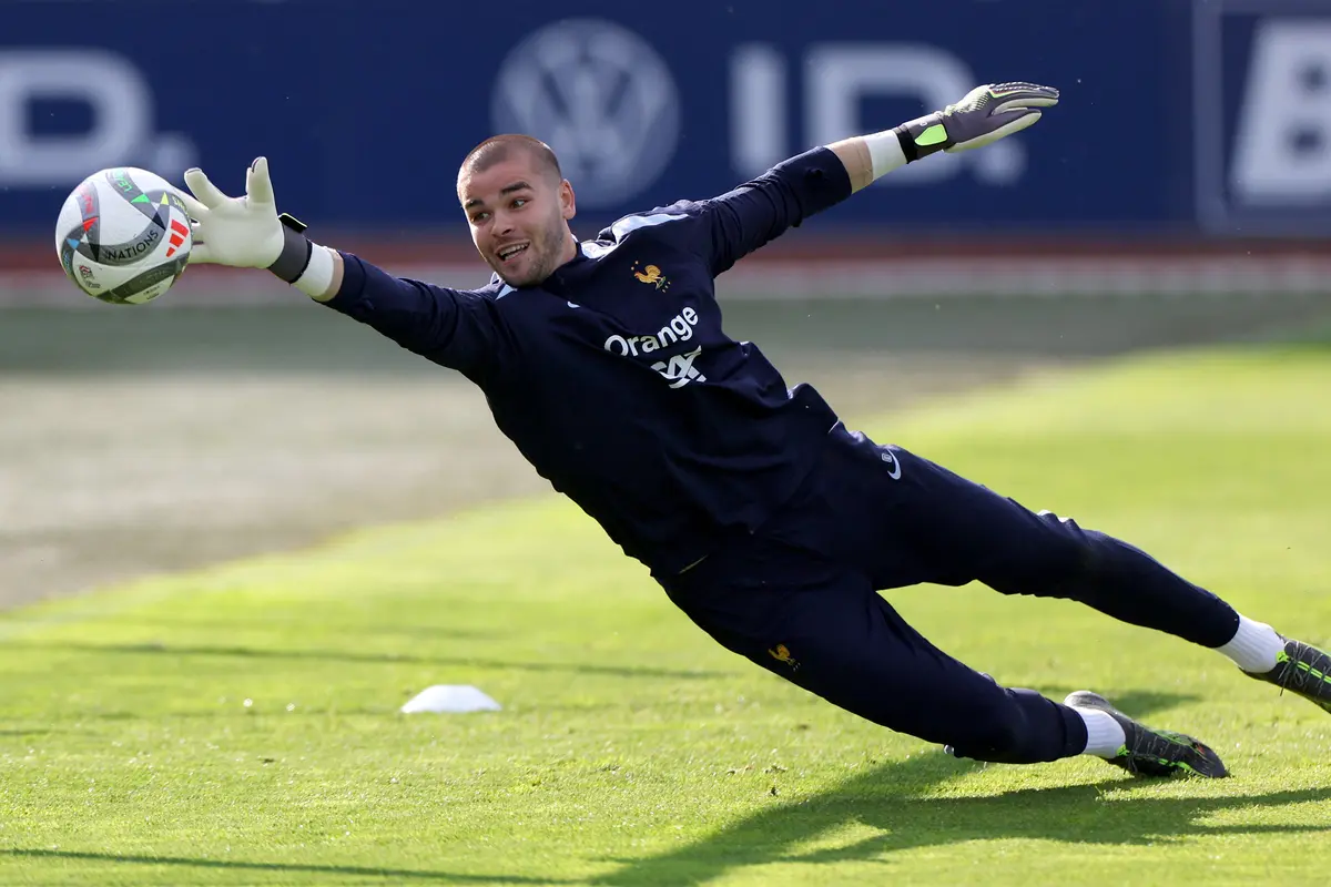 Manchester United Bidik Kiper 23 Tahun Prancis Lucas Chevalier.