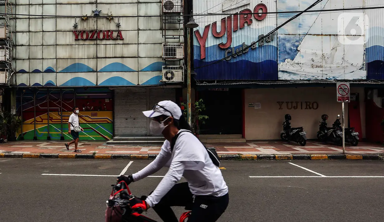 Warga beraktivitas di kawasan Blok M, Jakarta, Minggu (17/1/2021). Per data hari ini, Minggu (17/1), ada tambahan 11.287 orang terkonfirmasi Corona Covid-19. Sehingga total menjadi 907.929 kasus positif corona Covid-19 di Indonesia. (Liputan6.com/Johan Tallo)