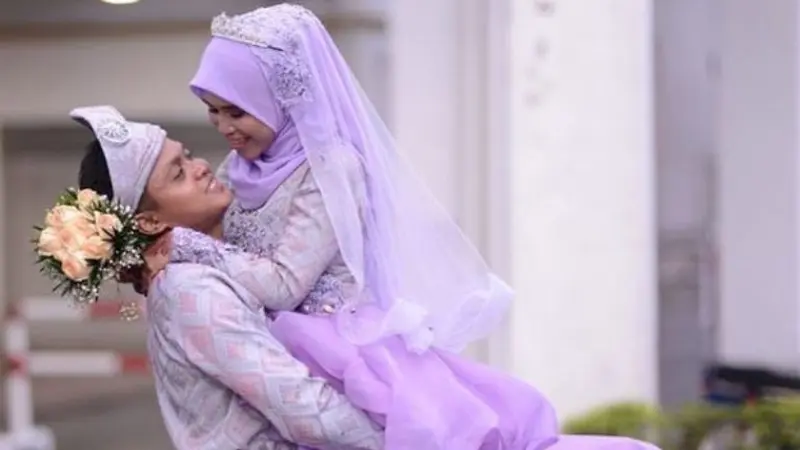 [Bintang] Cerita Haru di Balik Foto Perempuan yang Gelar Resepsi Pernikahan Sendirian
