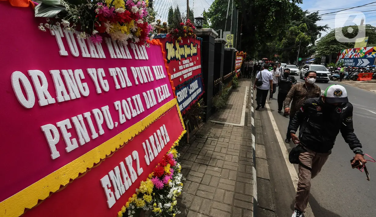 Deretan karangan bunga terlihat berjejer di depan Pengadilan Negeri Jakarta Selatan, Senin (13/2/2023) saat sidang pembacaan vonis Ferdy Sambo dan Putri Candrawathi dalam kasus pembunuhan Brigadir Nofriansyah Yoshua Hutabarat. Karangan bunga tersebut berisi kata-kata unik untuk mendukung hakim agar memberikan hukuman seadil-adilnya bagi Ferdy Sambo dan Putri Candrawathi. (Liputan6.com/Johan Tallo)