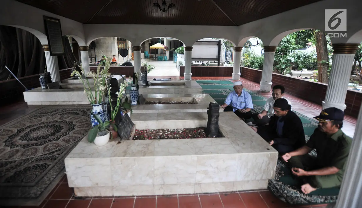 Peziarah berdoa di makam Pangeran Jayakarta, Jakarta, Senin (21/1). Kepala Dinas Pariwisata dan Kebudayaan DKI Jakarta Asiantoro menyatakan pihaknya akan memperluas kompleks makam Pangeran Jayakarta. (Merdeka.com/Iqbal Nugroho)