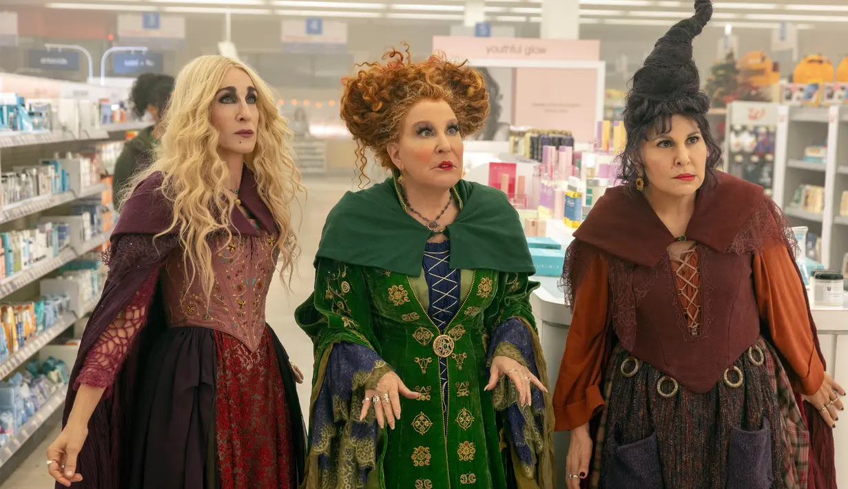 <p>Gambar yang dirilis oleh Disney ini menunjukkan Sarah Jessica Parker (kiri) sebagai Sarah Sanderson, Bette Midler (tengah) sebagai Winifred Sanderson, dan Kathy Najimy (kanan) sebagai Mary Sanderson dalam film Hocus Pocus 2. Film ini adalah sequel dari Hocus Pocus besutan sutradara Kenny Ortega yang tayang perdana pada 1993. (Matt Kennedy/Disney via AP)</p>