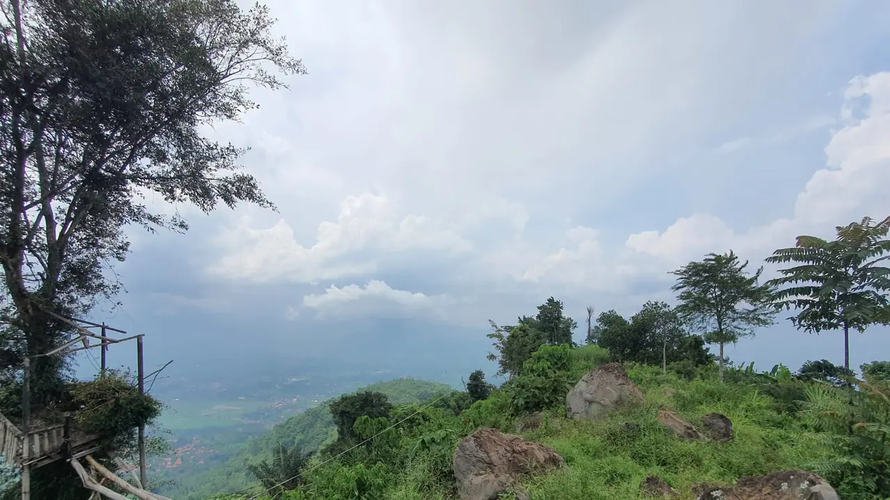 Berlatar view alam terbuka yang masih asri, objek wisata Silayung Park yang berada di ketinggian 1.300 MDPL ini, memang layak dikembangkan menjadi wisata unggulan berikutnya di Garut.