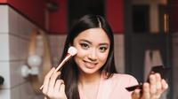 ilustrasi menggunakan blush on/copyright freepik.com/lookstudio
