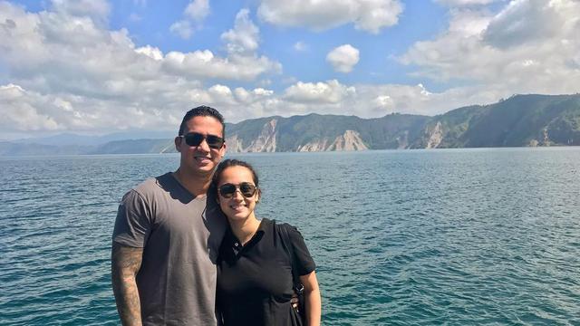 Berpose Telanjang Dada Bareng Anak, Alexandra Gottardo 