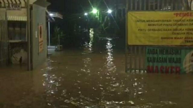 Banjir di kawasan Bojongkulur, Kecamatan Gunungputri, Kabupaten Bogor, Sabtu malam (24/10/2020).