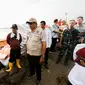 Pj Gubernur Jawa Tengah, Nana Sudjana meninjau kondisi banjir di Kecamatan Karanganyar, Kabupaten Demak, Jumat (16/2/2024). (Foto: Istimewa)