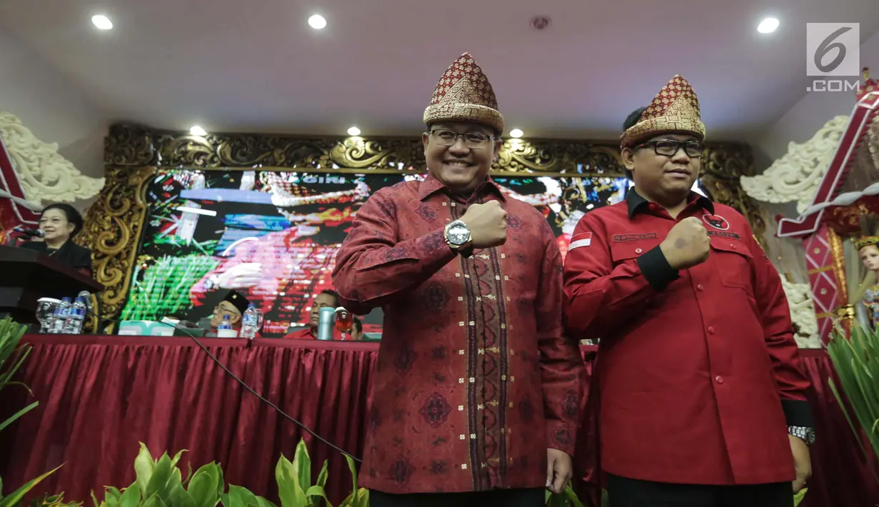 Pasangan calon gubernur Sumatera Selatan Dodi Reza bersama wakilnya Giri Ramandan berpose saat pengumuman cagub-cawagub PDIP di kantor DPP PDIP Lenteng Agung, Jakarta, Minggu (7/1). (Liputan6.com/Faizal Fanani)