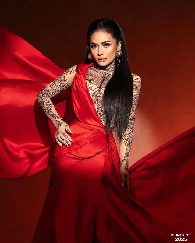 Anggun berbalut gaun merah mewah, 5 gaya Krisdayanti saat pemotretan spesial untuk konser di Malaysia