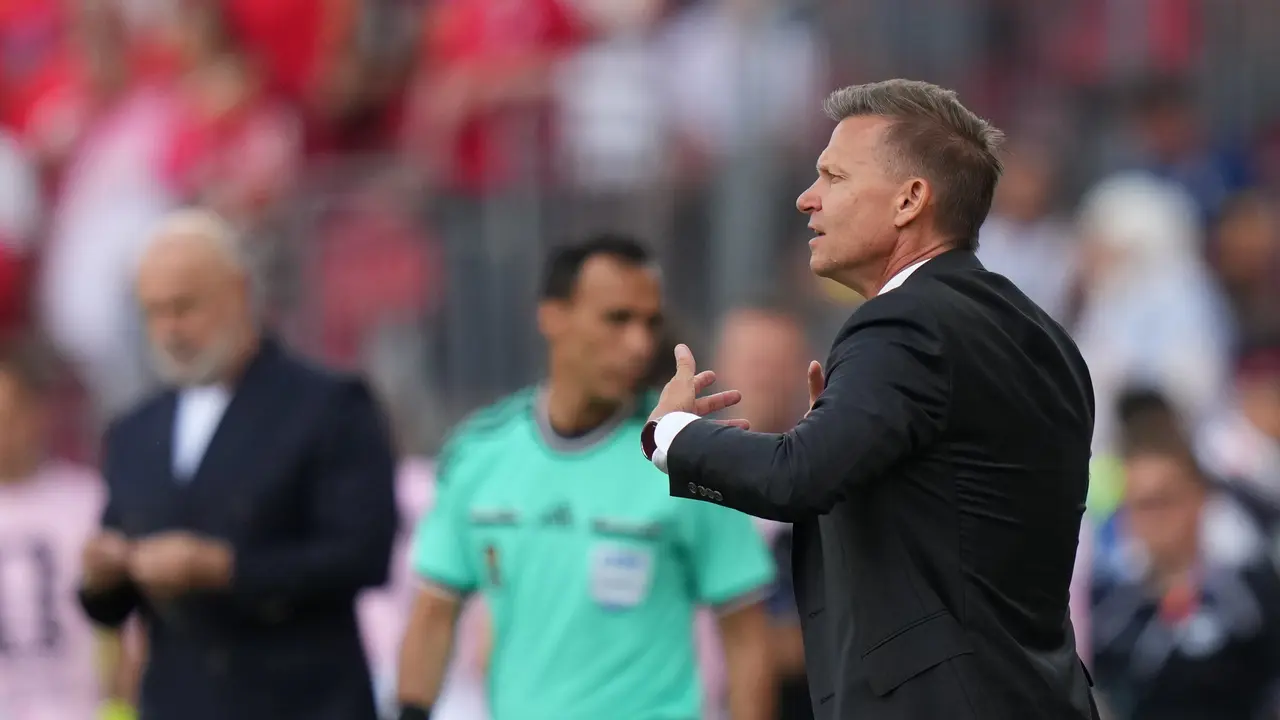 Jesse Marsch memberikan instruksi pada Timnas Kanada di laga lawan Timnas Bosnia dan Herzegovina di matchday 1 Grup B Piala Dunia 2026 di Toronto Stadium, Toronto, Kanada, Sabtu (13/6/2026) dini hari WIB.