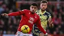 Gelandang serang Inggris, Morgan Gibbs-White (depan) yang berusia 23 tahun dan baru semusim membela Nottingham Forest ini tercatat dalam deretan pemain termahal di ajang Euro U-21 2023 dengan memiliki nilai pasar 40 juta euro atau setara Rp657 miliar. Pemain yang belum memiliki caps bersama timnas senior ini hingga kini telah bermain dalam 14 laga bareng Timnas U-21 Inggris dengan torehan 2 gol dan 4 assist. (AFP/Paul Ellis)