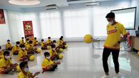 Sosialisasi Youth Juggling Fun Competition di Boyolali, ikut dihadiri oleh bintang PSIS Semarang, Septian David Maulana (kanan) , Sabtu (28/11/2020). (Bola.com/Vincentius Atmaja)
