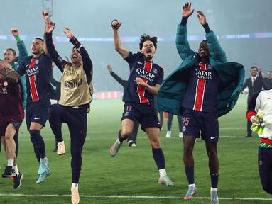Para pemain Paris Saint-Germain (PSG) merayakan kemenangan mereka pada akhir pertandingan leg kedua semifinal Liga Champions 2024/2025 melawan Arsenal di Stadion Parc des Princes, Paris, pada 7 Mei 2025 waktu setempat atau Kamis (8/5/2025) dini hari WIB. (FRANCK FIFE/AFP)