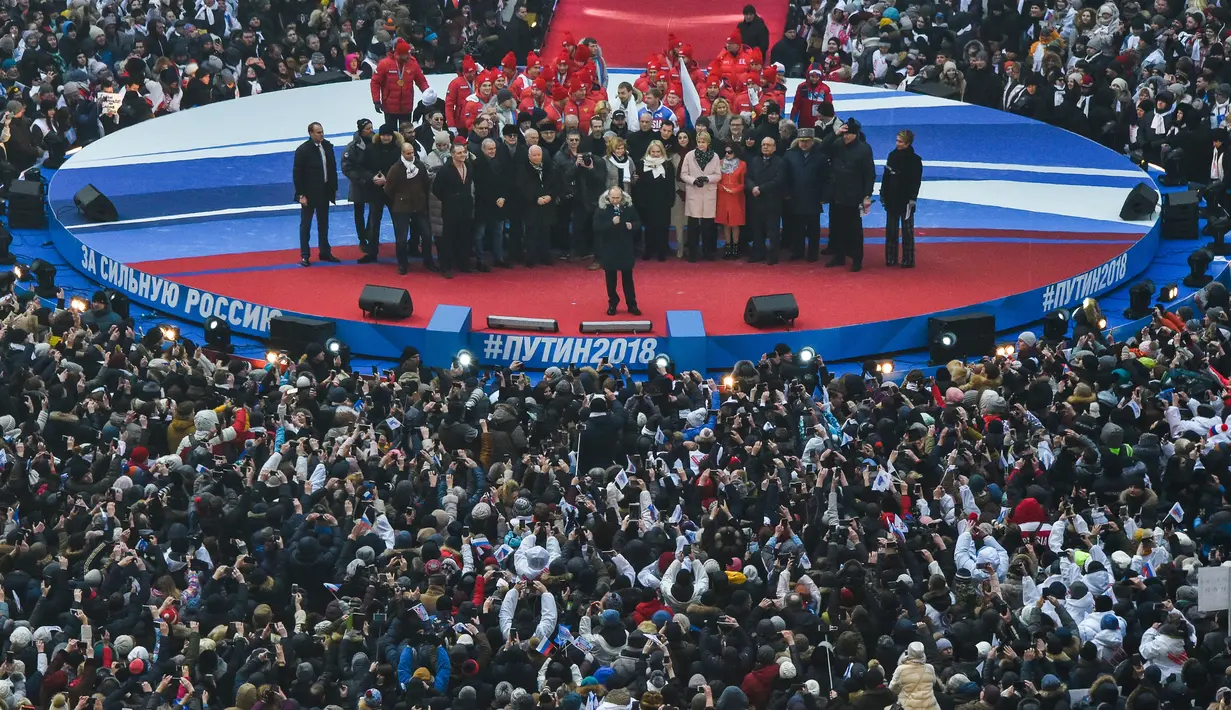 Ribuan orang memadati stadion Luzhniki untuk mengikuti kampanye pencalonan Vladimir Putin dalam pemilihan presiden Rusia mendatang di Moskow (3/3). Polisi memperkirakan jumlah seluruh warga yang hadir mencapai 130.000 orang. (AFP/Kirill Kudryavtsev)