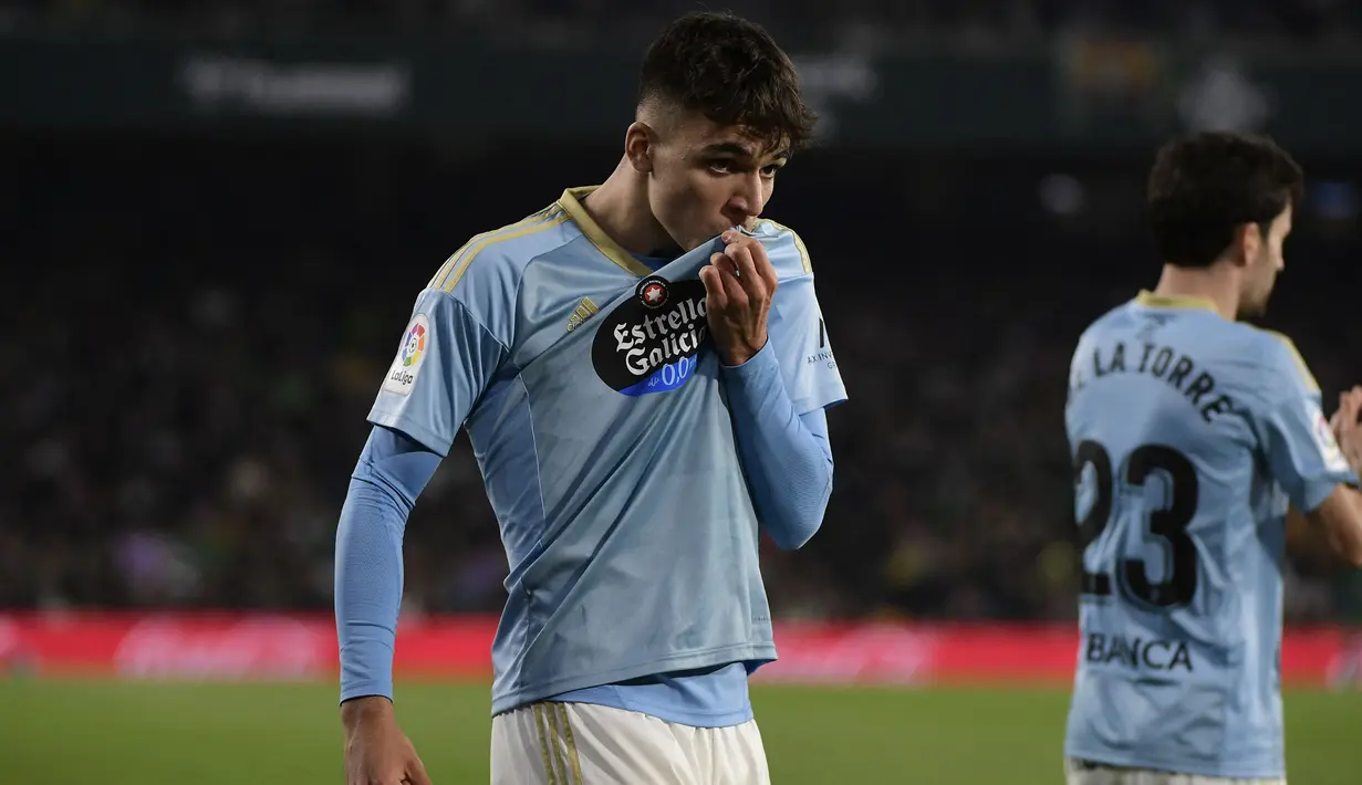 Selebrasi gelandang Celta Vigo, Gabriel Veiga setelah mencetak gol ke gawang Real Betis pada laga Liga Spanyol 2022/2023 di Benito Villamarin Stadium, Sevilla (4/2/2023). Tampil sebagai gelandang, Gabriel Veiga tampil tajam bersama Celta Vigo di musim debutnya pada 2022/2023. Ketajamnnya yang mampu mencetak 11 gol musim lalu tentu cocok untuk menggantikan peran Kevin De Bruyne yang juga tajam dalam urusan menggetarkan jala gawang lawan. (AFP/Cristina Quicler)