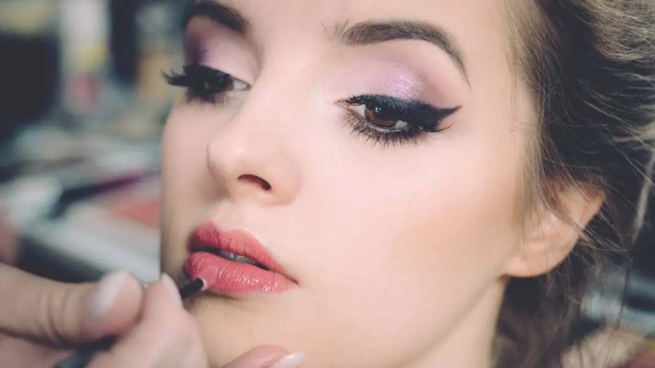 Sstt! Kamu Termasuk Malas Makeup? Ikuti 12 Trik Ini