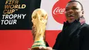 Mantan bek Prancis, Marcel Desailly berpose dengan trofi Piala Dunia dengan latar menara Eiffel selama FIFA World Cup Trophy Tour di Paris (20/3). Piala Dunia 2018 diselenggarakan 14 Juni dan 15 Juli 2018 di Rusia. (AFP Photo/Franck Fife)