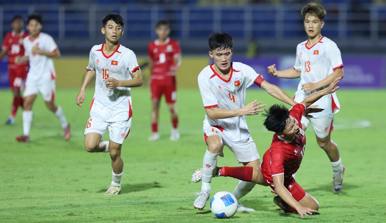Melihat hasil pertandingan, Timnas Indonesia U-17 minim peluang di sepanjang laga. Tampak dalam foto, pemain Timnas Indonesia, Keanu Senjaya (kanan) terjatuh saat berbut bola dengan Dang Khoa Nguyen Huynh (kedua kanan - Vietnam) pada laga Grup A Piala AFF U-17 2026 di Stadion Gelora Delta, Sidoarjo, Jawa Timur, Minggu (19/4/2026) malam WIB. (Bola.com/M Iqbal Ichsan)
