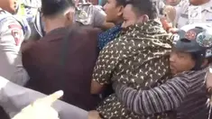 Aksi demo mahasiswa dengan menutup jalan berujung ricuh akibat adu jotos.