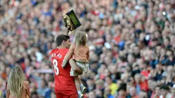 Steven Gerard memberikan salam perpisahan kepada suporter Liverpool setelah laga terakhir Liga Inggris melawan Crystal Palace di Stadion Anfield, Liverpool, (16 Mei 2015). (AFP/Oli Scarff).