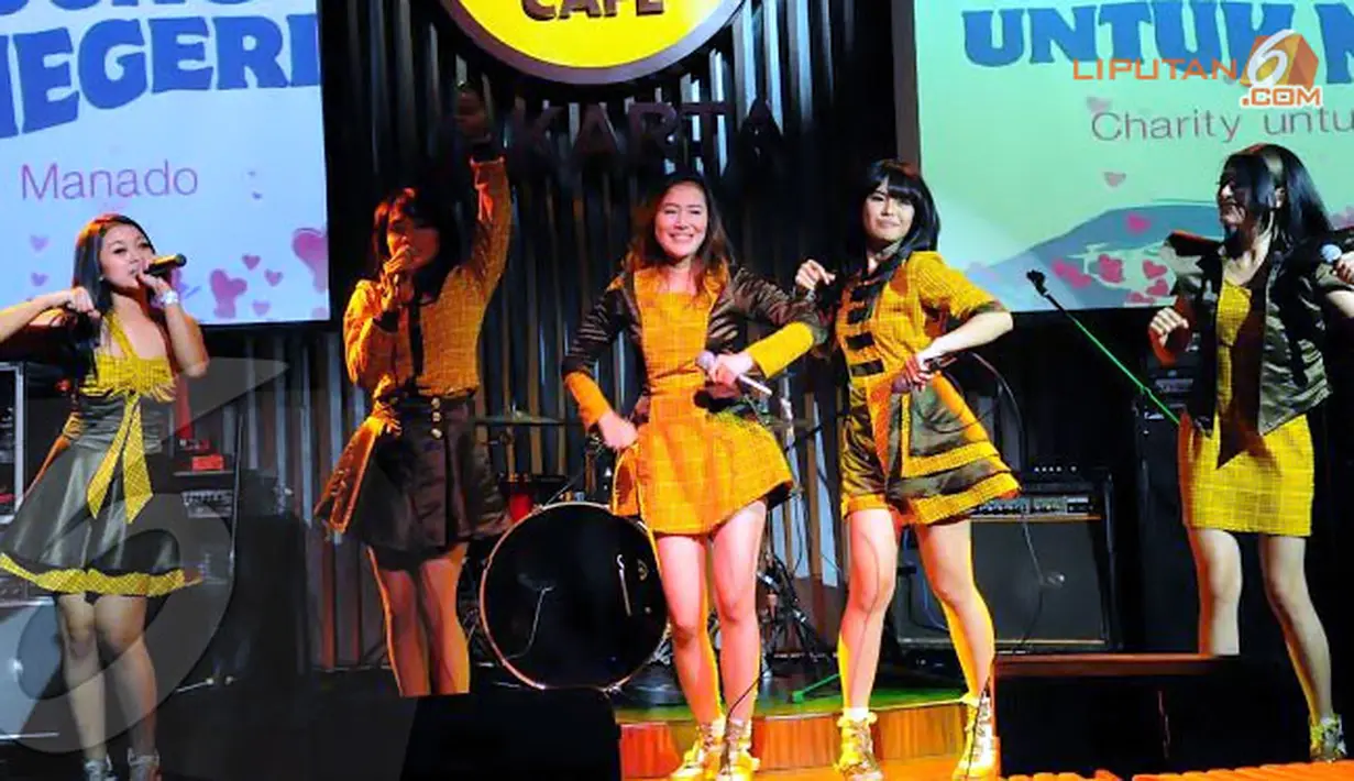 Supergirlies tampil ceria dengan baju orange di konser amal Senandung Untuk Negeri Indonesia (Liputan6.com/Faisal R Syam).