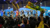 Via Vallen dan JKT 48 berduet&nbsp;saat tampil memeriahkan Konser Histeria Pesta Bola Dunia 2022 di EMTEK City, Jakarta, Kamis (20/10/2022). (Bola.com/Bagaskara Lazuardi)
