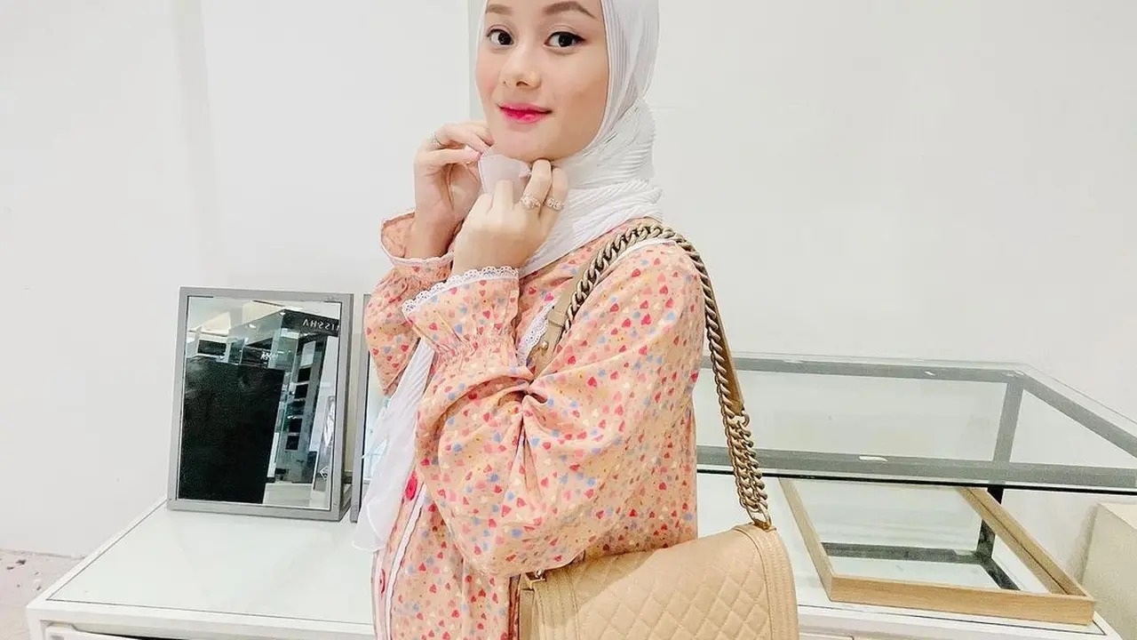 Dinda Hauw dan Rey Mbayang