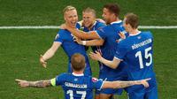 Pemain Islandia merayakan gol yang dicetak Kolbeinn Sigthorsson ke gawang Inggris pada babak 16 besar Piala Eropa 2016 di Stade de Nice, Nice, Selasa (28/6/2016) dini hari WIB. (Reuters/Yves Herman)