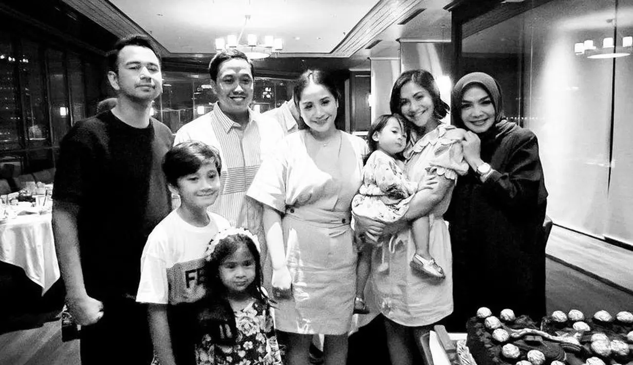 Caca pun menunggah foto black and white kebersamaan keluarga mereka. Dengan caption ucapan ulang tahun untuk sang ibunda. Credit: (@cacatengker)