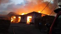 Ilustrasi – Kebakaran pabrik kayu di Majenang, Cilacap, Jawa Tengah. (Foto: Liputan6.com/Muhamad Ridlo)