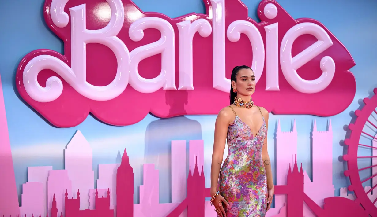 Dua Lipa tampil memesona dalam balutan gaun berkilauan berhias kristal dengan tali rantai berbentuk kunci Yunani dan pola yang menyertakan bunga dan kupu-kupu kolaborasinya dengan Versace. (AFP/Justin Tallis)